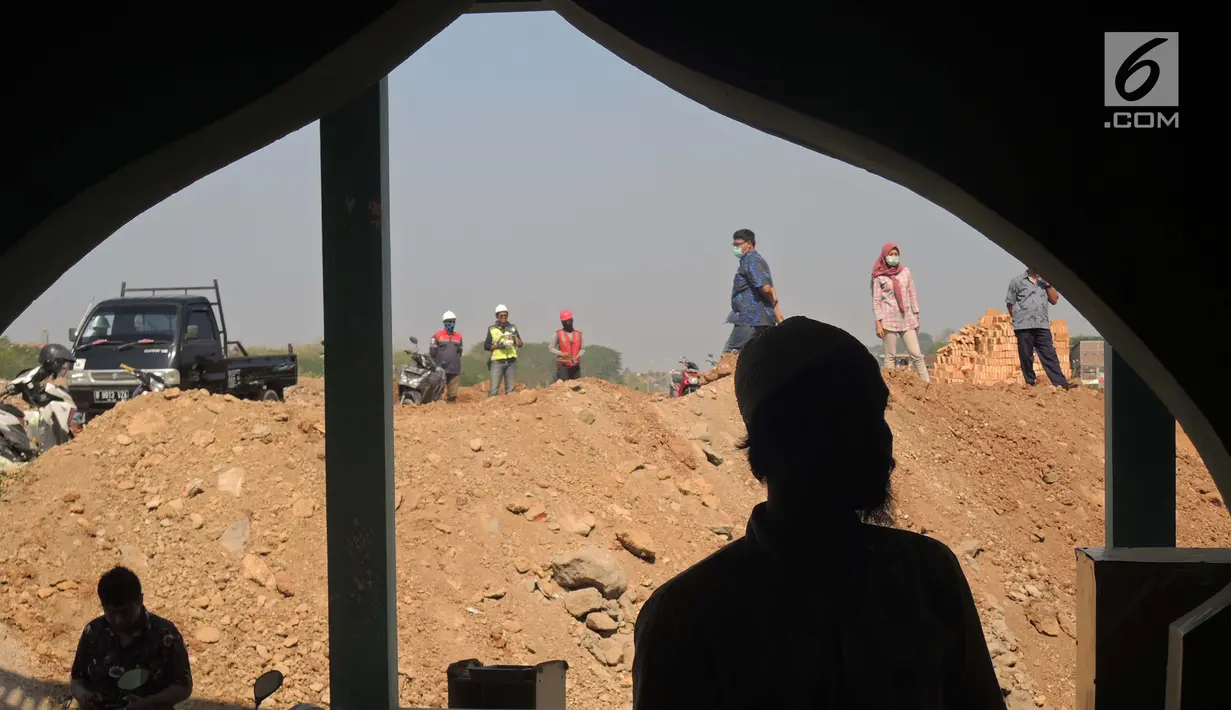 Warga menyaksikan pembongkaran Masjid Baitul Mustaghfirin di tengah tol fungsional Batang-Semarang, Jumat (28/9). Masjid berwarna hijau ini mendapatkan Masjid pengganti yang dibangun di tengah pekampungan Tambakaji Semarang. (Liputan6.com/Gholib)