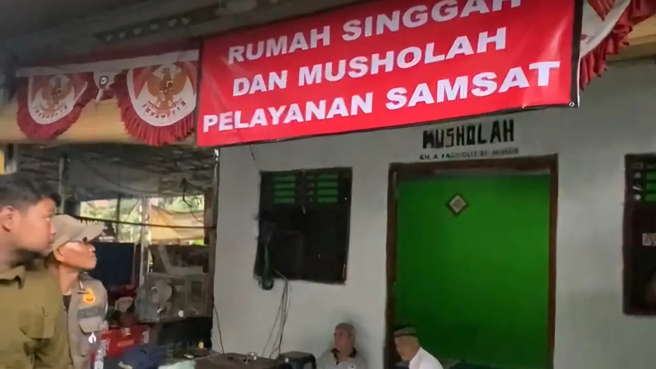 Markas ormas yang disulap menjadi rumah singgah dan tempat ibadah Samsat Depok, Jalan Merdeka, Sukmajaya, Depok. (Liputan6.com/Dicky Agung Prihanto)