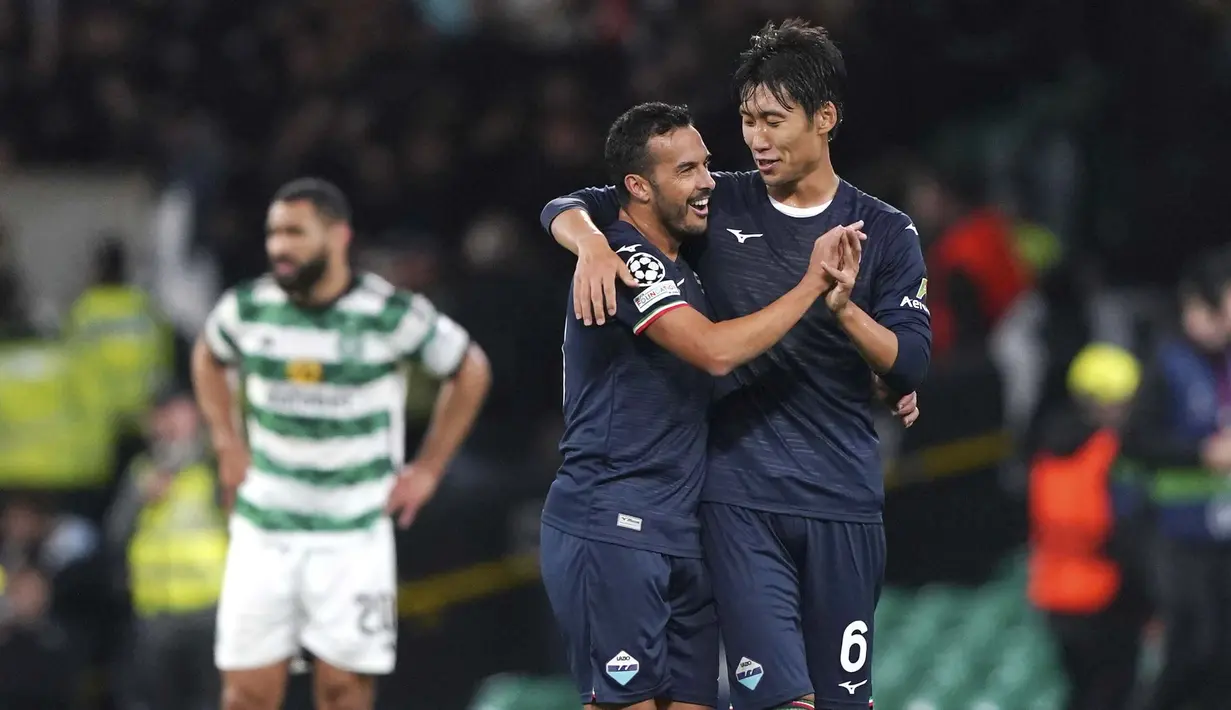 Pemain Lazio, Pedro, merayakan gol bersama Daichi Kamada saat melawan Celtic pada laga Liga Champions di Stadion Celtic Park, Kamis (5/10/2023). Hasil ini membuat Lazio menjaga asa untuk lolos ke fase 16 besar dengan berada di posisi kedua klasemen grup E dengan mengumpulkan 4 poin. (Andrew Milligan/PA via AP)