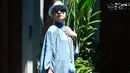 Melihat dari foto-foto di akun Instagramnya, Viona kerap tampil modis di setiap waktu berliburnya. Seperti yang satu ini, gayanya kece banget dengan nuansa outfit biru muda. (Instagram/viona_rosalina)