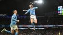 Pemain Manchester City, Erling Haaland melakukan selebrasi setelah mencetak gol ke gawang Burnley pada laga perempat final FA Cup 2022/2023 di Etihad Stadium, Minggu (19/03/2023). Mesin gol Manchester City ini menempati poisisi teratas daftar pencetak gol terbanyak sementara dengan mengoleksi 28 gol. (AFP/Oli Scarff)