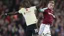 Penyerang Liverpool, Sadio Mane berebut bola dengan pemain West Ham United, Jarrod Bowen pada pertandingan lanjutan Liga Inggris di stadion London (8/11/2021). Liverpool yang kehilangan poin harus melorot ke posisi keempat dengan total 22 poin. (AP Photo/Ian Walton)