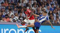 Pemain Porto, Jakub Kiwior, berusaha merebut bola dari pemain Benfica, Dodi Lukebakio (kiri), dalam pertandingan Liga Portugal di Stadion Dragao, Porto, Portugal, Minggu, 5 Oktober 2025. (AP Photo/Miguel Angelo Pereira)
