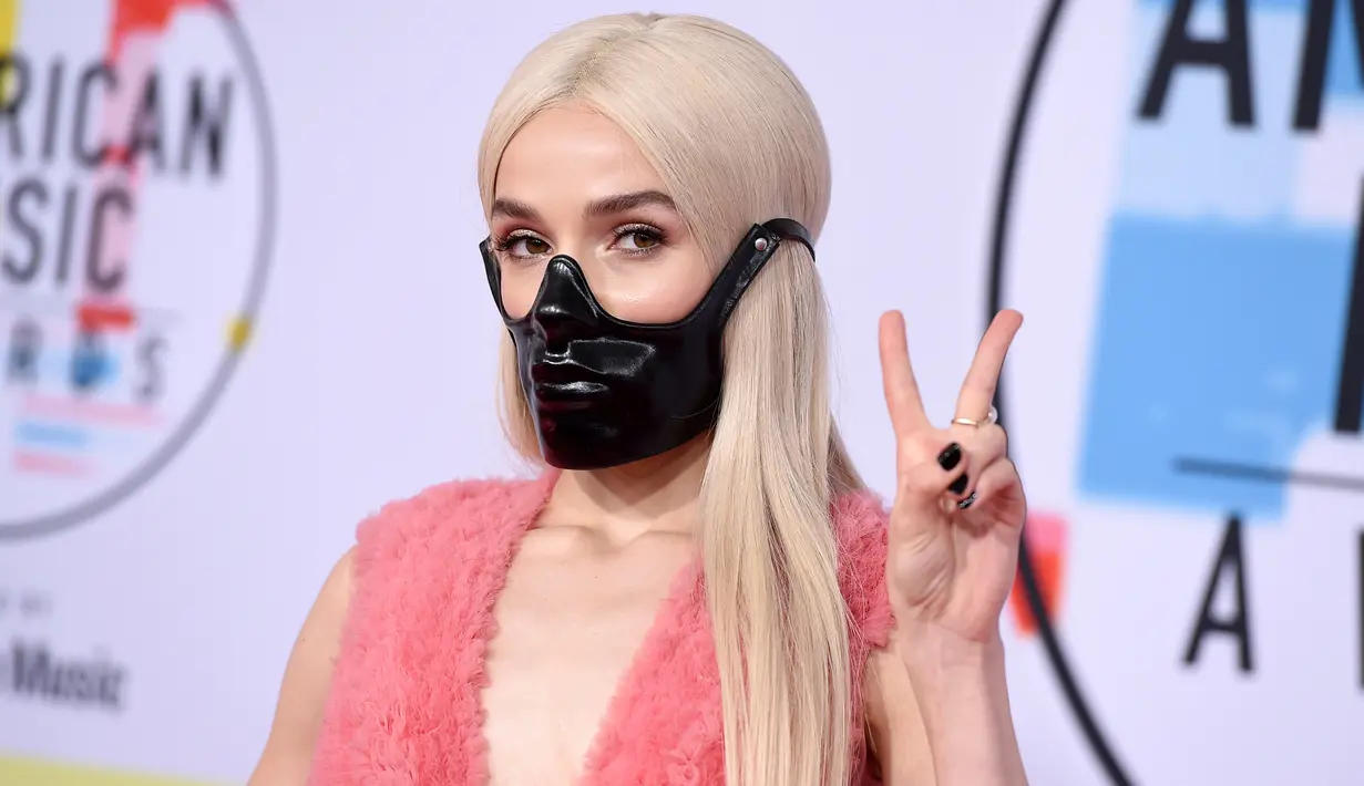 Penyanyi muda, Poppy menghadiri ajang penghargaan American Music Awards 2018 di Microsoft Theater, Los Angeles, Selasa (9/10). Ada yang unik dari penampilan pemilik tembang Bubblebath tersebut. (Photo by Jordan Strauss/Invision/AP)