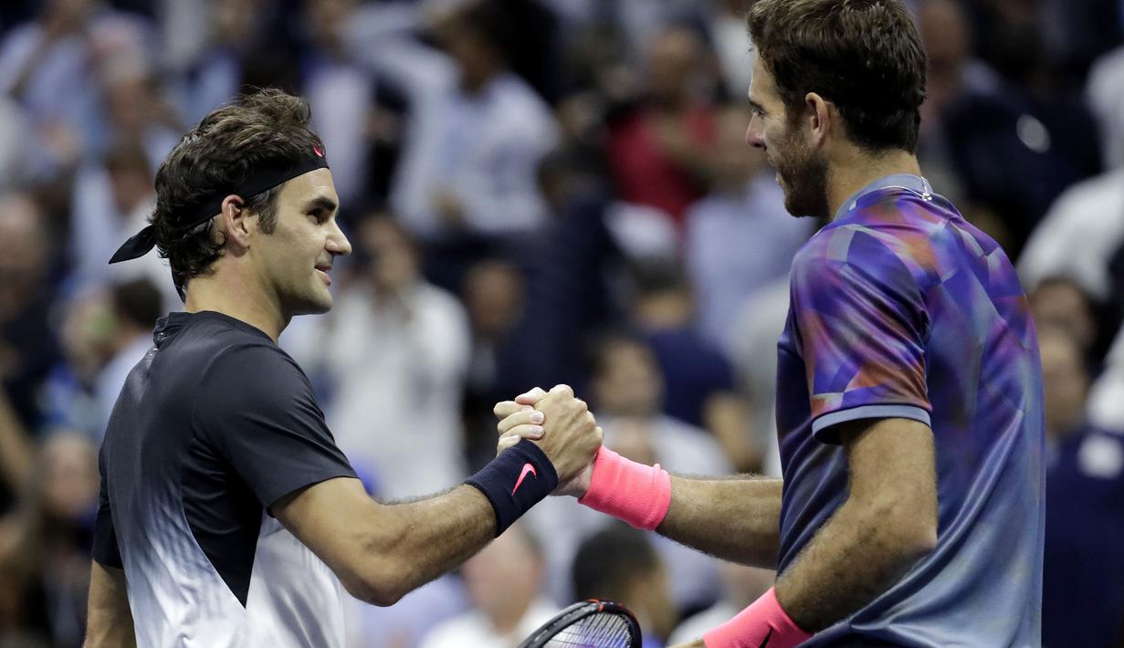 Roger Federer memberikan ucapan selamat kepada Juan Martin del Potro usai laga perempat final AS Terbuka 2017 di Arthur Ashe Stadium, New York,(6/9/2017). Federer kalah 5-7, 6-3, 6-7, 4-6.  (AP/Julio Cortez)