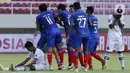 Para pemain Arema FC merayakan gol yang dicetak oleh Dendi Santoso ke gawang Persikabo 1973  pada laga Piala Menpora di Stadion Manahan, Solo, Minggu (21/3/2021). Kedua tim bermain imbang 1-1. (Bola.com/M Iqbal Ichsan)