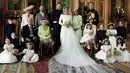 Dalam foto yang dirilis Istana Kensington pada 21 Mei 2018, memperlihatkan foto pernikahan Pangeran Harry dan Meghan Markle di Windsor Castle, Inggris. Harry dan Meghan berfoto bersama anggota keluarga kerajaan. (Alexi Lubomirski/Kensington Palace via AP)