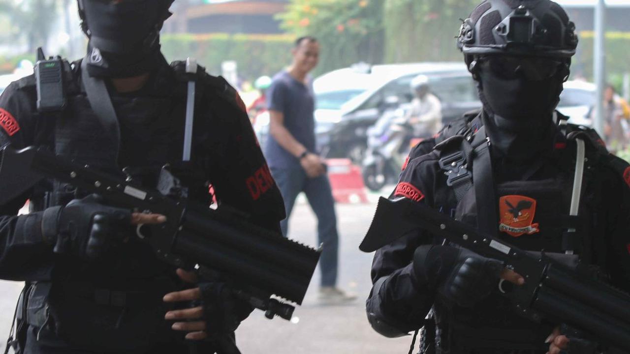Untuk menciptakan keamanan acara demi menyukseskan acara Konferensi Tingkat Tinggi (KTT) ke-43 ASEAN, TNI dan Polri menerjunkan sebanyak 13.158 personil untuk pengamanan.<br>