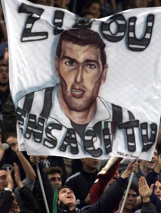 Para supporter Juventus memberikan dukungan kepada Zinedine Zidane saat laga Serie A melawan AC Milan di Stadion San Siro, Milan, Sabtu (21/10/2000). (AFP/Gabriel Bouys)
