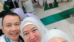 “Makasih calon besanku @rakayayo411 Barakallah 🙏🙏 semoga umroh pertama kita hari ini menjadi Umroh yang Mabruroh,” tulis Umi Kalsum. (Liputan6.com/IG/@mom_ayting92_)