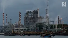 Suasana kilang minyak Pertamina Refenery Unit IV Cilacap, Rabu (7/2). Kilang minyak RU IV Cilacap ini untuk memenuhi  kebutuhan BBM bagi Masyarakat Pulau Jawa. (Liputan6.com/JohanTallo)