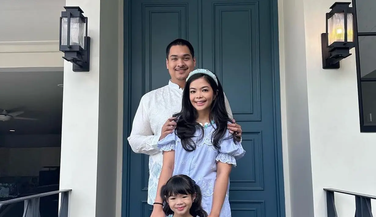 Ia juga kembali tampil kompak dengan Putrinya, kali ini mengenakan atasan biru lengan balon dipadukan celana putihnya.  [@ditoariotedjo]