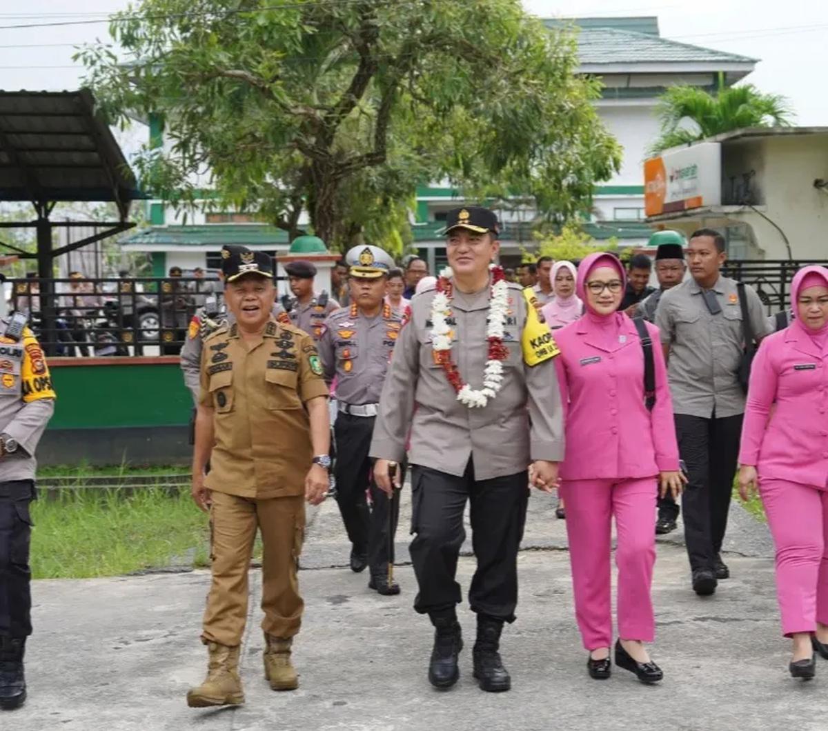 Iqbal merupakan pria berzodiak Cancer dan Nindya berzodiak Taurus tampak serasi dalam berbagai momen. Keduanya juga tak pelit dalam melemparkan senyuman ke masyarakat.