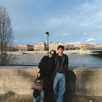 Dipadu dengan jeans dan tas Hermes, Bunga Citra Lestari selesaikan tampilannya dengan sepatu suede [@itsmebcl]