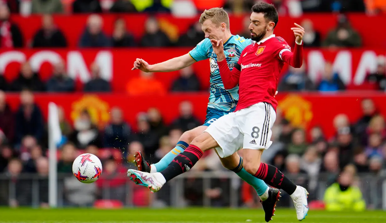 Pemain Manchester United Bruno Fernandes (kanan) berebut bola dengan pemain Southampton James Ward-Prowse pada pertandingan sepak bola Liga Inggris di Stadion Old Trafford, Manchester, Inggris, 12 Maret 2023. Pertandingan berakhir imbang dengan skor 0-0. (AP Photo/Jon Super)