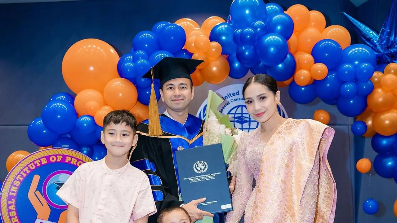 Gaya Serba Pink Nagita Slavina Dampingi Raffi Ahmad Terima Gelar Doktor Kehormatan, Jinjing Tas Chanel Rp89jutaan