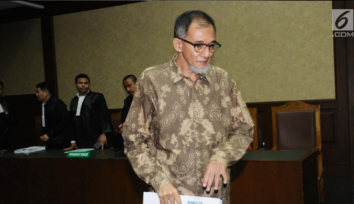 Terdakwa dugaan suap proyek satelit monitoring Bakamla, Nofel Hasan bersiap meninggalkan ruang sidang usai mendengar pembacaan tuntutan di Pengadilan Tipikor, Jakarta, Rabu (21/2). Nofel dituntut lima tahun penjara. (Liputan6.com/Helmi Fithriansyah)