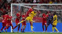 Virgil van Dijk dari Liverpool (tengah kiri) berebut bola dengan Davide Bartesaghi dari AC Milan dalam laga persahabatan antara AC Milan dan Liverpool pada ajang Hong Kong Football Festival yang digelar di Stadion Kai Tak, Hong Kong, Sabtu, 26 Juli 2025. (AP Photo/Chan Long Hei)