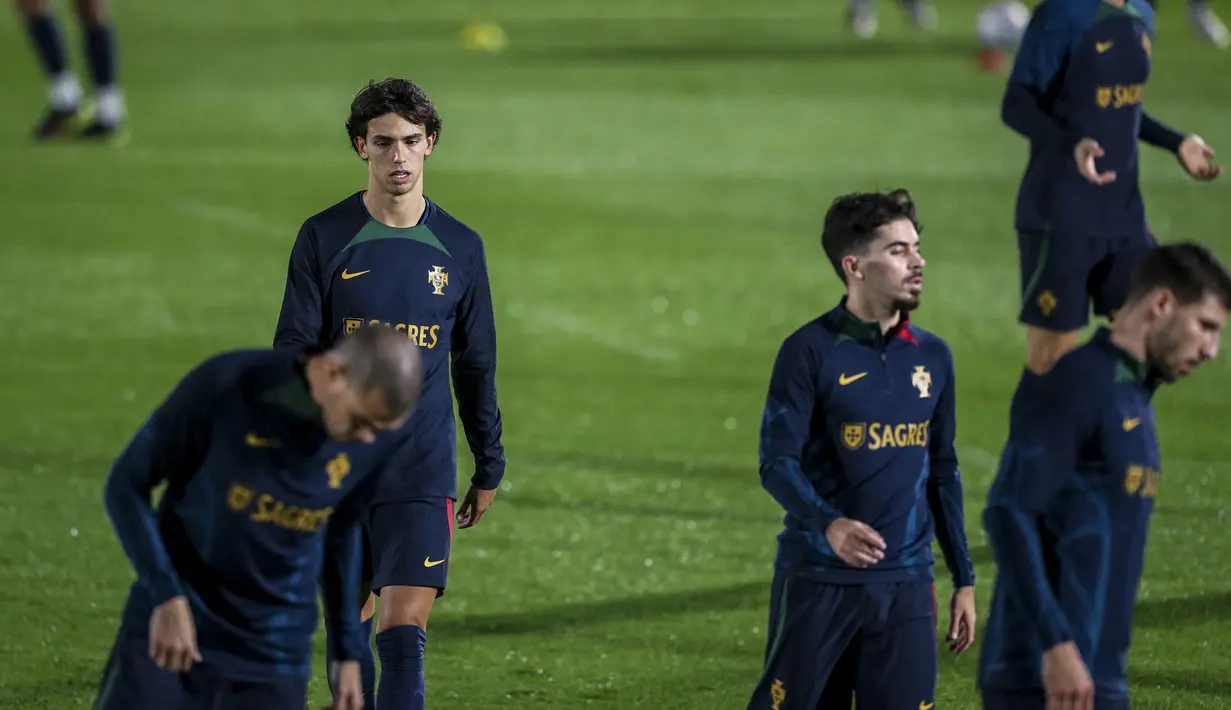 Penyerang Portugal Joao Felix (kedua kiri) dan rekan satu timnya menghadiri sesi latihan  jelang menghadapi Timnas Nigeria di Lisbon, Rabu (16/11/2022). Cristiano Ronaldo diketahui absen dari sesi latihan bersama skuad Portugal  menjelang Piala Dunia 2022. (CARLOS COSTA / AFP)