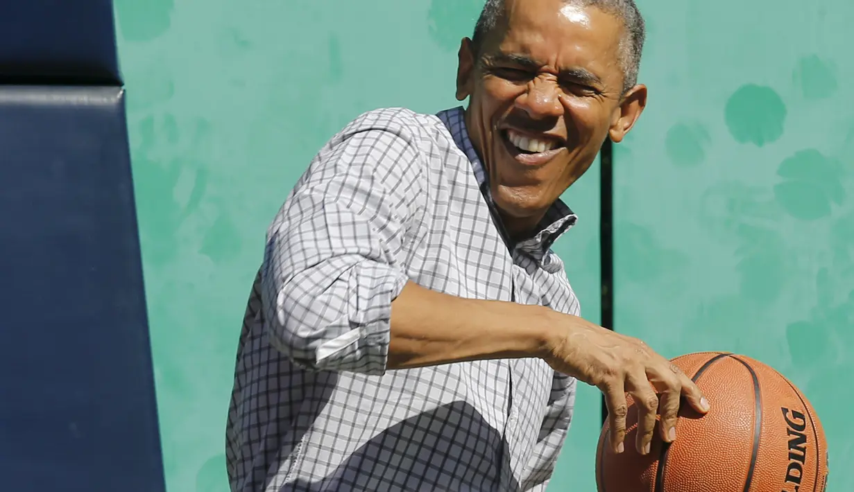 Presiden AS Barack Obama bermain basket saat perayaan Paskah Egg Roll di Gedung Putih,  Washington DC, Senin (6/4/2015). (Reuters/ Jonathan Ernst) 