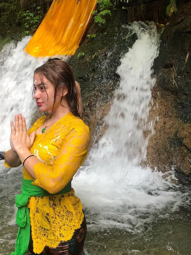Potret Cantik Nora Alexandra Kekasih Jerinx SID dalam Busana Adat