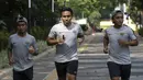 Pelatih Timnas Indonesia, Bima Sakti, bersama staf pelatihnya jogging menuju penginapan usai latihan di Stadion Madya Senayan, Jakarta, Rabu (21/11). Kebiasaan ini sering dilakukan sejak era Luis Milla. (Bola.com/M. Iqbal Ichsan)