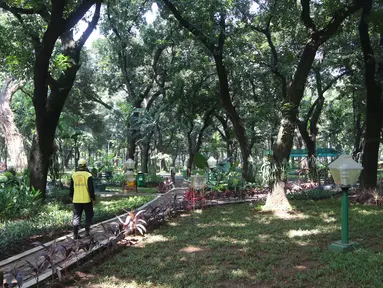 Seorang petugas melintasi taman sisi barat Monas, Jakarta Pusat, Rabu (28/3). Taman yang berkonsep garden party ini akan dilengkapi dengan lampu-lampu yang menghiasi pada malam hari dan jaringan WiFi bagi pengunjung taman. (Liputan6.com/Arya Manggala)