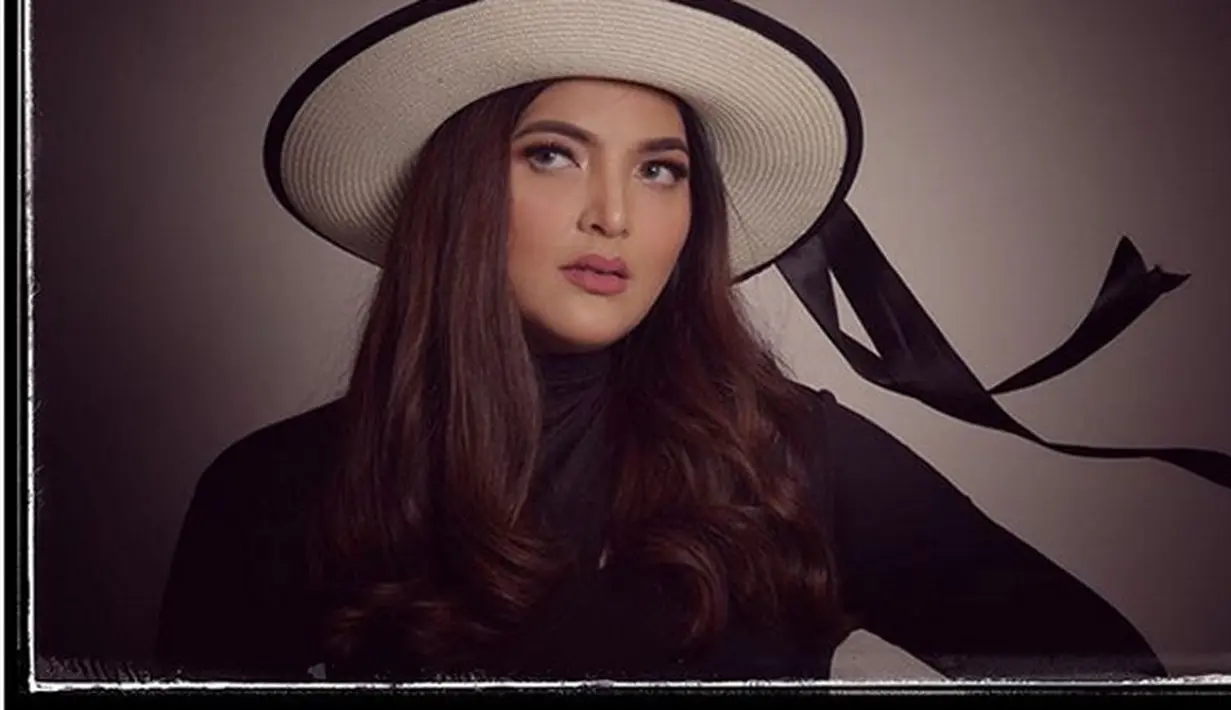 Sepekan setelah kabar bahagia, datang kabar duka dari keluarga Ashanty dan Anang Hermansyah. Minggu, (6/11/2016) ibunda Ashanty, Ratu Farida Hanum meninggal dunia. (Instagram/ashanty_ash)