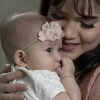 Alice Norin berbagi cerita saat pertama kali mengurus buah hati tercintanya.