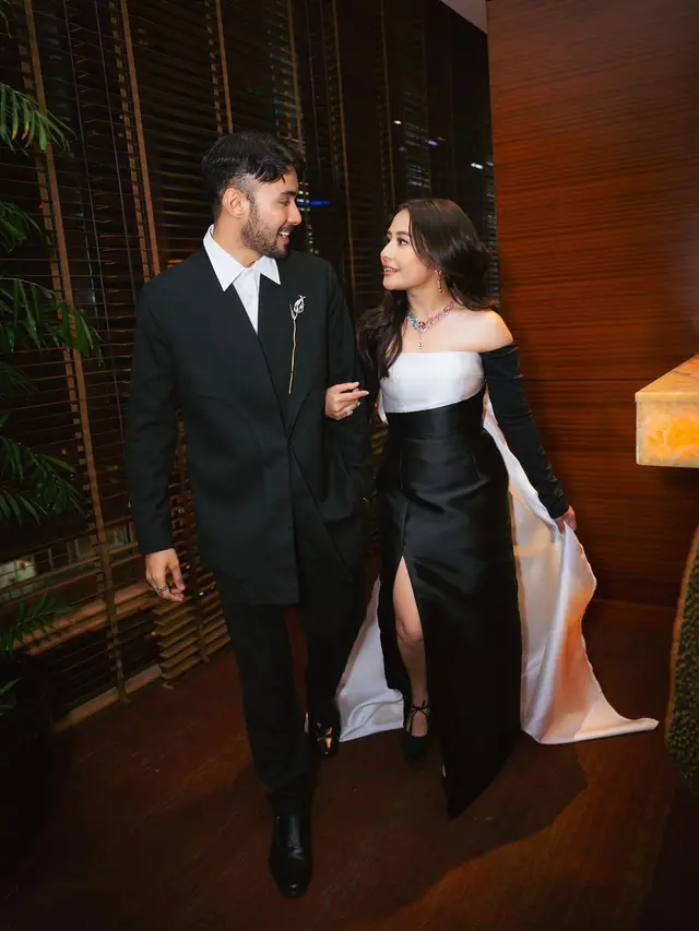 Prilly Latuconsina dan Refal Hady saat gala premiere film Ketika Berhenti di Sini (Foto: Instagram prillylatuconsina96)