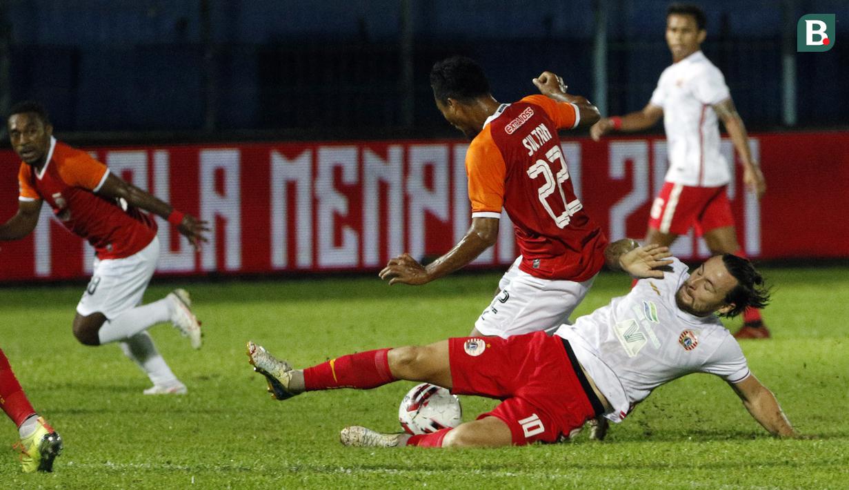 Predikat pemain terbaik di Piala Menpora 2021 sudah menjadi bukti nyata bahwa Marc Klok memang memperlihatkan performa yang bagus di lapangan tengah Persija Jakarta. Pemain naturalisasi kelahiran Belanda itu memang menjadi nyawa permainan di lini tengah Persija. (Foto: Bola.com/Ikhwan Yanuar)