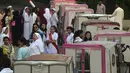 Para wanita dan biarawati Pakistan berkumpul di sekitar becak merah muda saat aksi untuk meningkatkan kesadaran wanita, menunjukkan kesetaraan dan pemberdayaan perempuan di Lahore, (14/10). (AFP PHOTO / Arif Ali)