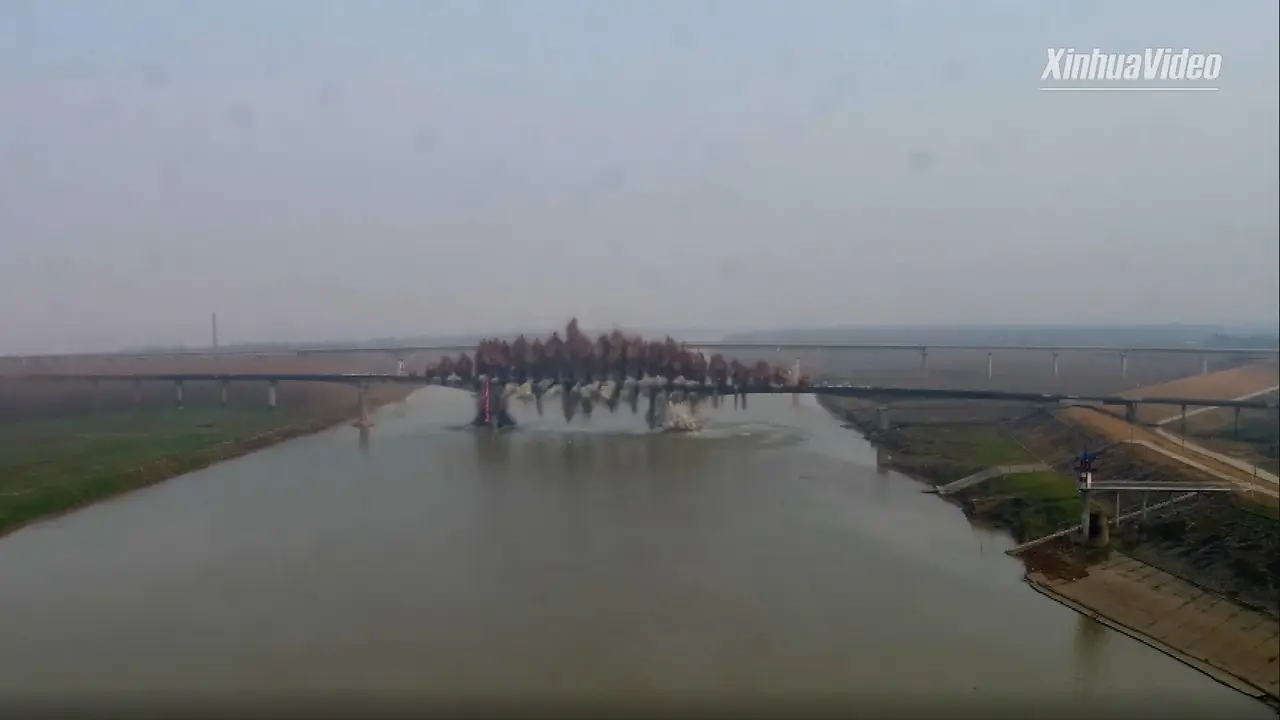 China ledakan jembatan 1,5 km di provinsi Hunan karena kondisinya sudah tak aman.