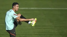 Penyerang Timnas Portugal Cristiano Ronaldo menghadiri sesi latihan kualifikasi Piala Dunia 2022 zona Eropa melawan Irlandia di Cidade do Futebol, pinggiran Lisbon, Senin (30/8/2021). Portugal akan menjamu Irlandia di Estadio Algarve pada Kamis, 2 September 2021. (PATRICIA DE MELO MOREIRA/AFP)