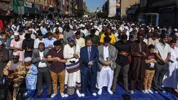 Umat muslim melaksanakan salat Idul Fitri di luar Masjid at-Taqwa, Brooklyn, New York City, Amerika Serikat, Selasa (4/6/2019). Ribuan umat muslim melaksanakan salat Idul Fitri di jalanan New York City. (Stephanie Keith/Getty Images North America/AFP)