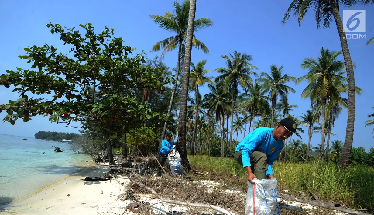 Penjaga pulau membersihkan pantai usai melakukan upacara bendera menghadap laut dalam rangka HUT ke-74 RI di Pulau Sangiang, Banten, Minggu (18/8/2019). Dalam kegiatan ini juga dilakukan akbir bersih pantai dengan memungut sampah-sampah di seputaran pantai. (merdeka.com/Arie Basuki)