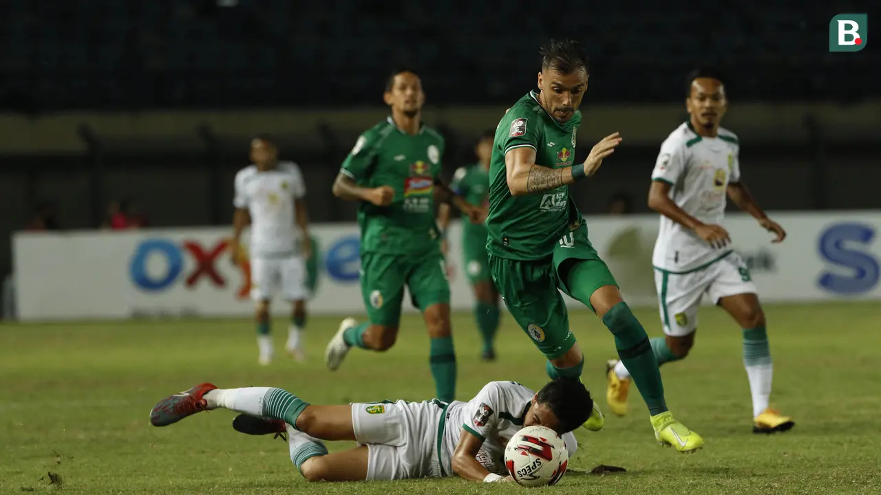 FOTO: PS Sleman Imbangi Persebaya Surabaya Tanpa Gol di Babak Pertama - Velez Nicolas Leandro