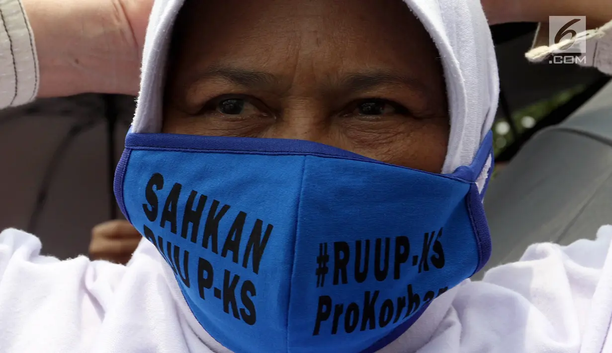 Massa Kolaborasi Nasional mengenakan masker saat mengikuti aksi di depan Gedung DPR/MPR, Jakarta, Selasa (17/9/2019). Massa yang mayoritas kaum hawa mendesak DPR segera mengesahkan Rancangan Undang-Undang (RUU) Penghapusan Kekerasan Seksual (PKS). (Liputan6.com/JohanTallo)