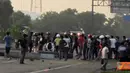 Citizen6, Cikarang: Aksi buruh MM2100 memblokade jalur tol Cikarang Utama berlangsung hingga sore hari. (Pengirim: Agus Sungkawa)