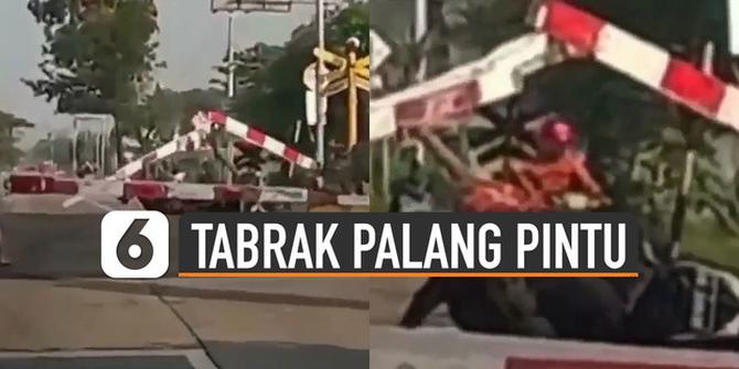 VIDEO: Viral Motor Tabrak Palang Pintu Kereta Sampai Patah