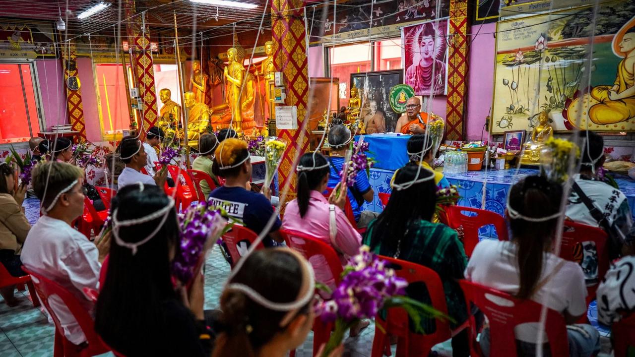 Ritual unik warga Thailand berdoa dalam peti mati sambut Tahun Baru