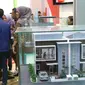 Pengunjung melihat maket rumah di pameran Indonesia Property Expo (IPEX) 2017 di JCC, Senayan, Jakarta, Jumat (11/8). Pameran proyek perumahan ini menjadi ajang transaksi bagi pengembang properti di seluruh Indonesia. (Liputan6.com/Angga Yuniar)
