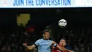 Pemain belakang Manchester City, Martin Demechelis (kiri), berebut bola dengan gelandang Liverpool, Joe Allen, saat pertandingan lanjutan Liga Primer Inggris di Stadion Etihad, Manchester, (26/8/2014). (REUTERS/Andrew Yates)