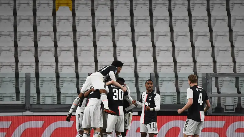 Para pemain Juventus merayakan gol ke gawang Inter Milan di hadapan bangku-bangku Juventus Stadium yang kosong akibat wabah virus Corona yang kini melanda Italia. Juventus akhirnya menang 2-0 atas Inter Milan, Senin (9/3/2020)