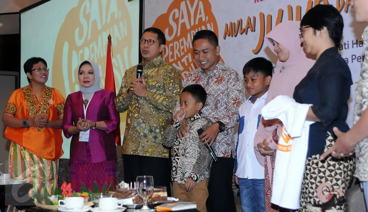 Menteri Agama Lukman Hakim Saifuddin (ketiga kiri) memberi ucapan ulang tahun pada Bupati Batang, Yoyok Riyo Sudibyo usai berbicara pada seminar Kekuatan Perempuan Inspirasi Perubahan di Jakarta, Sabtu (23/4/2016). (Liputan6.com/Helmi Fithriansyah)