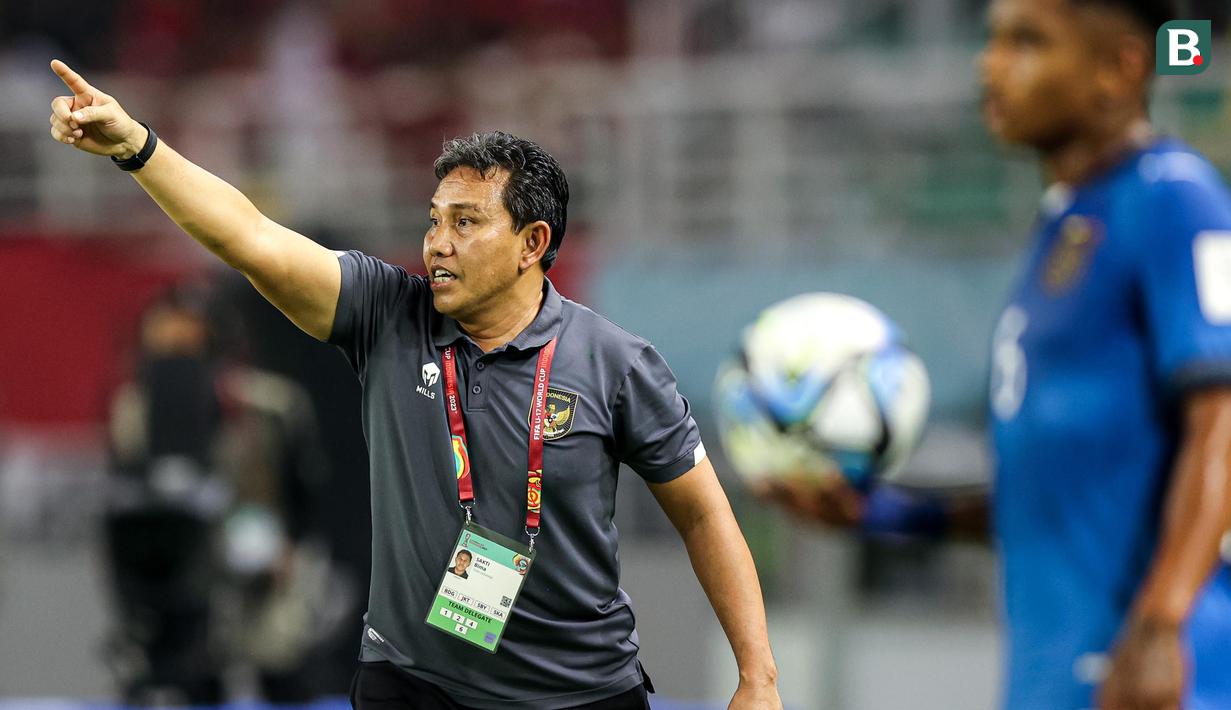 Pelatih kepala Timnas Indonesia U-17, Bima Sakti memberi instruksi kepada pemainnya saat menghadapi Timnas Ekuador U-17 pada laga pertama Grup A Piala Dunia U-17 di Stadion Gelora Bung Tomo, Surabaya, Jumat (10/11/2023) malam WIB. (Bola.com/Bagaskara Lazuardi)
