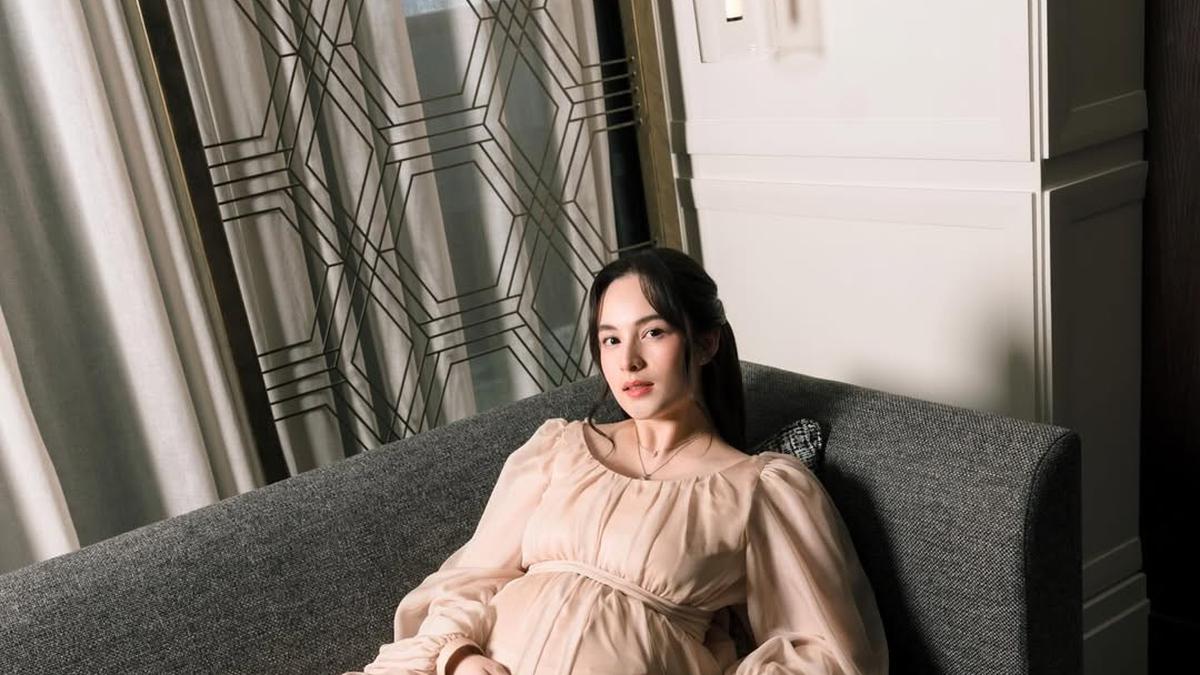 Potret Anggun Chelsea Islan Pamer Baby Bump dengan Gaun Nude yang Tertutup, Pancarkan Aura Keibuan