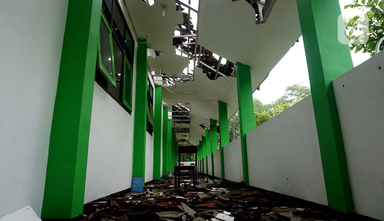 Kondisi atap di Lorong MAN 2 Malang yang ambruk akibat gempa di Turen, Kabupaten Malang, Minggu (11/4/2021). Menurut Kepala Tata Usaha MAN 2 Malang, M Fahtur Ridlo, sebanyak 16 ruangan mengalami kerusakan akibat gempa bermagnitudo 6,1 yang terjadi pada Sabtu (10/9). (merdeka.com/Nanda F. Ibrahim)