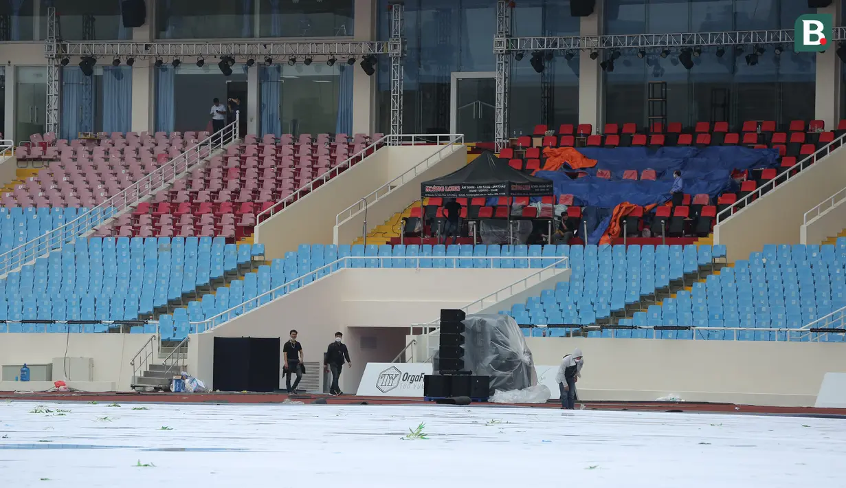 <p>Stadion My Dinh yang berkapasitas 40.192 penonton pun masih terus dipoles pada Senin, 9 Mei 2022. (Bola.com/Ikhwan Yanuar)</p>