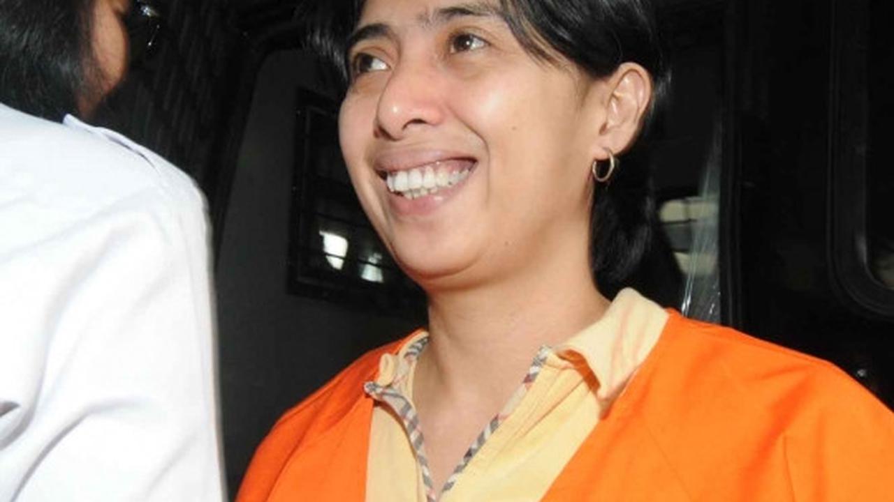 Diperiksa KPK, sekretaris Dewie Yasin Limpo umbar senyuman